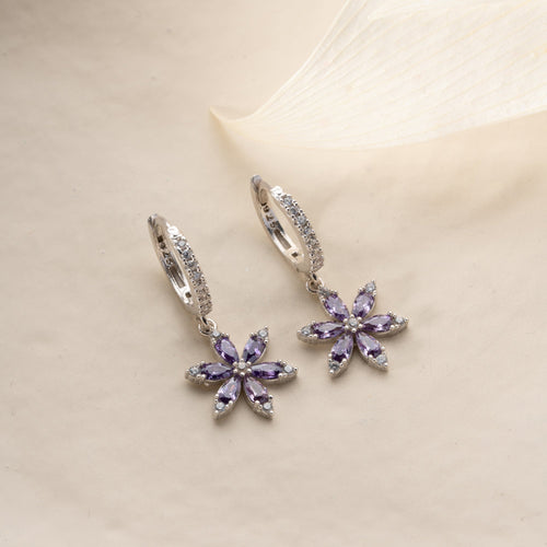 Amethyst Polaris Ohrringe aus 925 Silber von Aurime, detailreiche silberne Ohrringe mit lila Amethyst-Steinen.