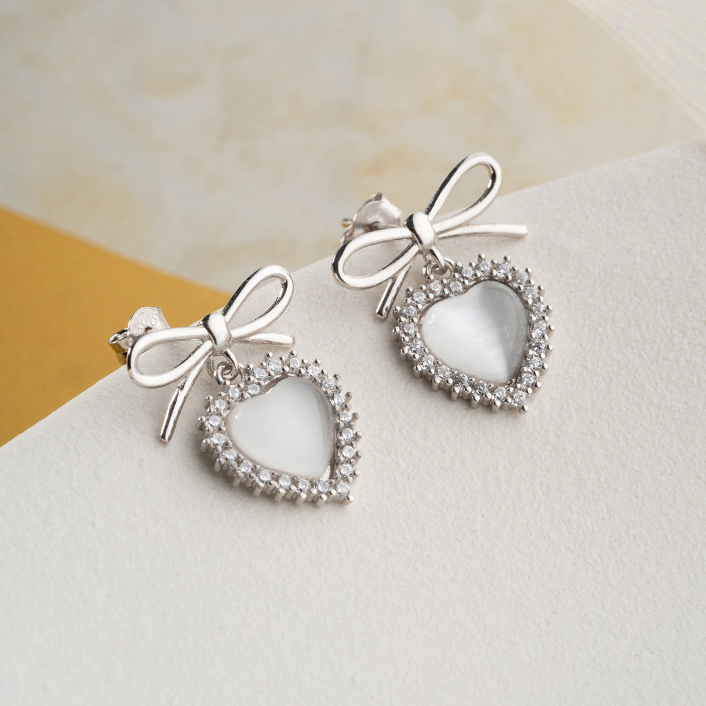 SCHLEIFE WEISSE HERZ OHRRINGE aus 925 Silber - Eleganter Ohrringe - AURIME