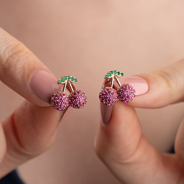 Silberne Cherry-Ohrringe aus 925er Silber mit roten Kirschen, stilvolle Ohrschmuck von AURIME, Detailaufnahme