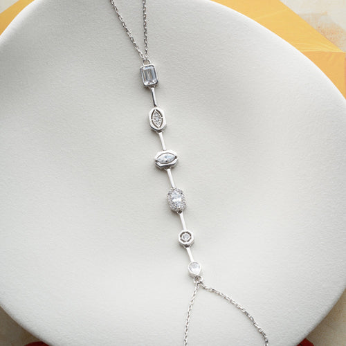 AIDITI Handkette aus 925 Silber von Aurime, filigranes Schmuckstück mit eleganten Designelementen, auf einem weißen Hintergrund.