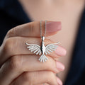 Halskette aus 925 Silber von AURIME, LUMI Design, elegante Kette mit filigranem Anhänger sichtbar auf dem Bild