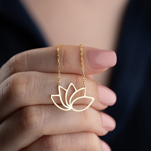 Silberne Lotus-Halskette aus 925 Silber von Aurime, elegant und schlicht, zeigt ein Lotus-Design auf einer feinen Halskette.