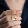 Silberne VAV Halskette aus 925 Silber von AURIME, detaillierte Kette mit filigranem Design, auf weißem Hintergrund fotografiert