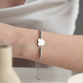 Schmuckbild: ANDRA Armband aus 925 Silber von AURIME, detaillierte Nahaufnahme des silbernen Armbands.