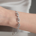 Infinity Armband aus 925 Silber von AURIME, detailreiches Schmuckstück mit elegantem Design auf dem Bild.
