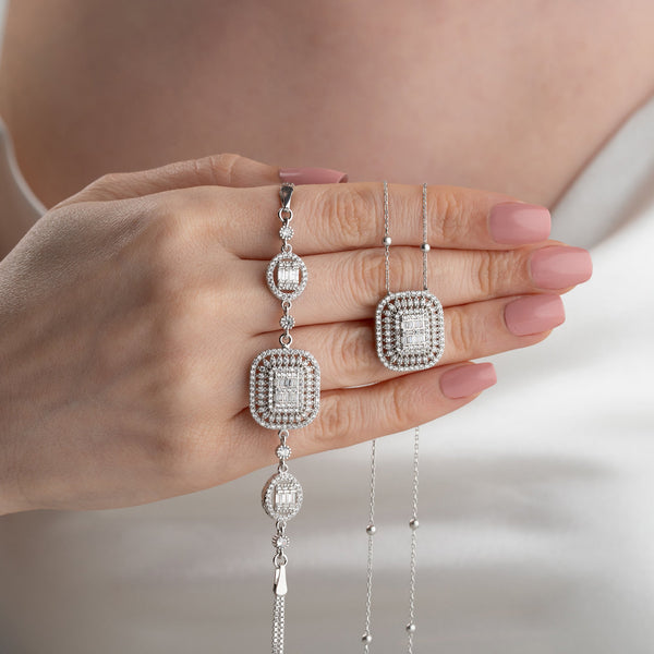 AURIME CHERIE Set aus 925 Silber, detailreiche Halskette und passende Ohrringe, elegante Schmuckstücke.