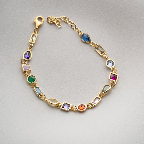 Asymmetrisches, buntes Armband aus 925 Silber von Aurime, mit einzigartigem, kreativen Design und farbenfrohen Elementen.