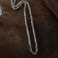 Silberne MONTECARLO Kette aus 925er Silber von AURIME, detailreiche Kettenkette mit eleganten Gliedern auf einem weißen Hintergrund