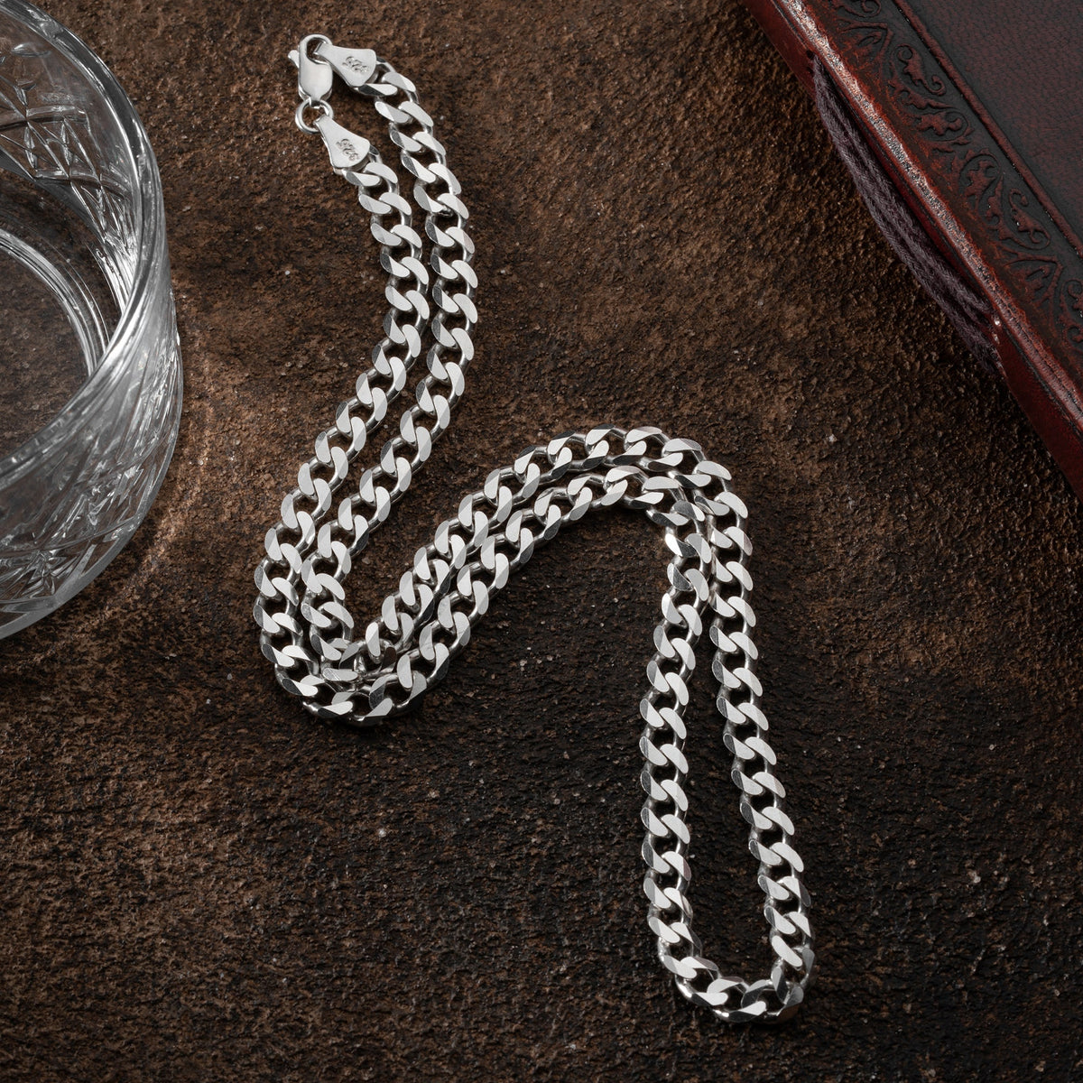 Panzer-Halskette aus 925 Silber von AURIME, detailreiche Kette mit robustem Design, auf weißem Hintergrund fotografiert