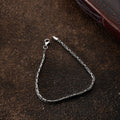 Oval oxidiertes Armband aus 925 Silber mit 3 mm Breite, von AURIME, detailreiche Schmuckdetailaufnahme