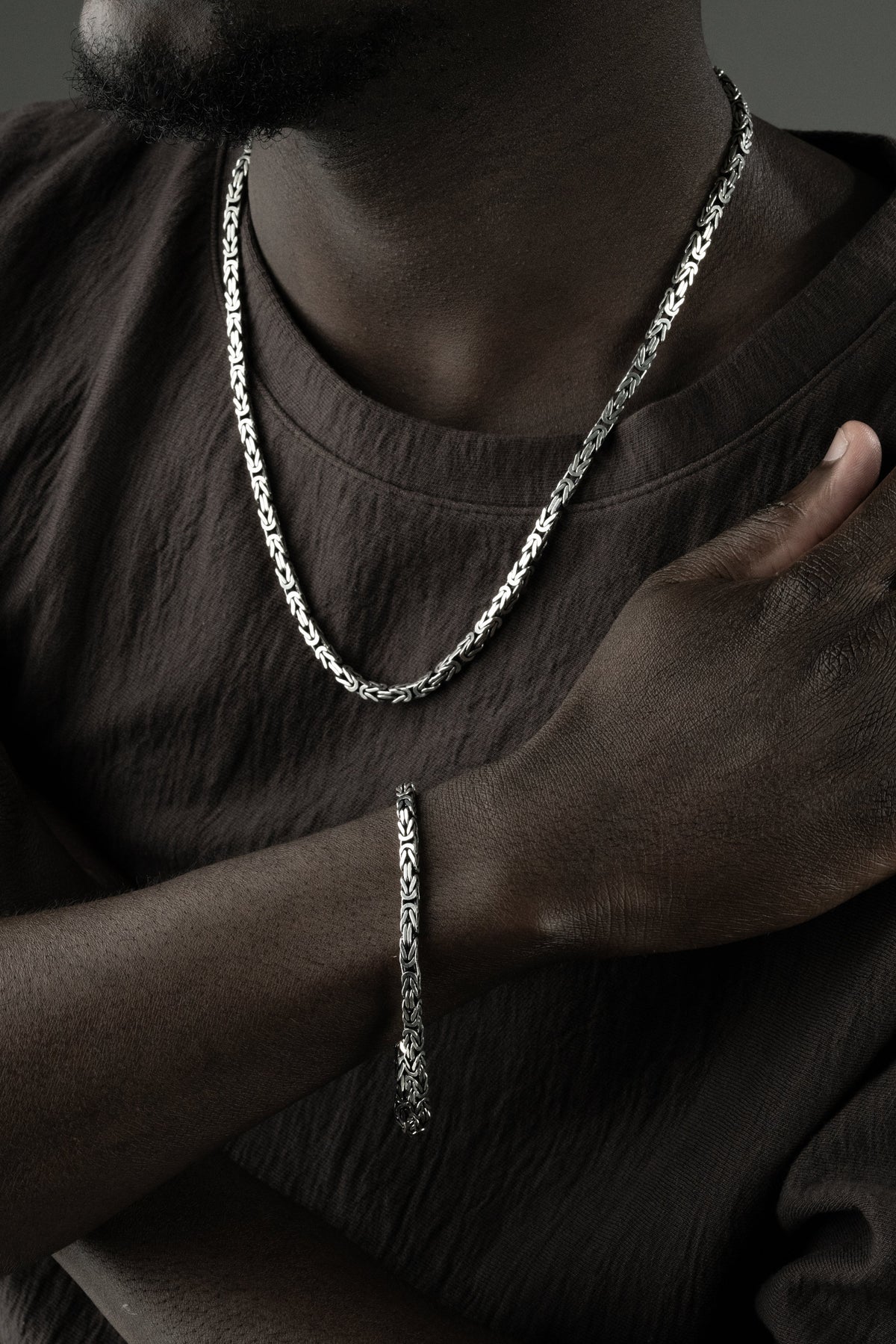 Silberne Kette im 4 mm Set aus echtem 925er Silber von AURIME, Detailaufnahme der stilvollen Halskette.