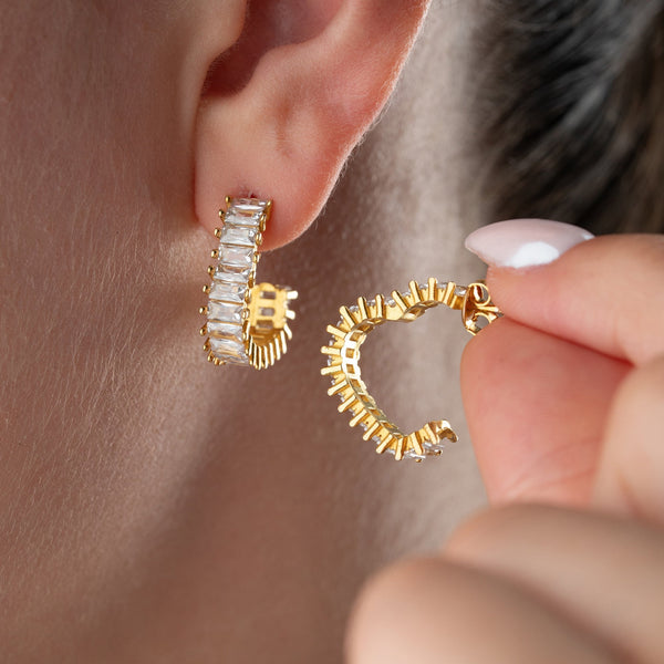 Herz-Creolen aus 925 Silber von AURIME, elegante Ohrschmuck mit herzförmigem Design, detailreiche Verarbeitung, modernes Schmuckstück