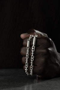 MONTECARLO Kette aus 925 Silber von AURIME, filigrane silberne Halskette mit feinem Glanz, liegend auf weißem Hintergrund