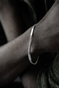Sterling Silber Cuban Link Armband 4mm von Aurime, glänzendes Silberarmband mit breitem Gliedermuster auf Bild.