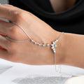 Silberne MILOI Handkette aus 925er Silber von AURIME, detailreiche und elegante Schmuckkette auf weißem Hintergrund