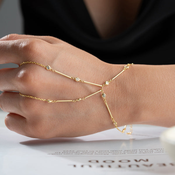 RUNA Handkette aus 925 Silber von Aurime, feines Schmuckstück mit zarter Kette und eleganten Details.