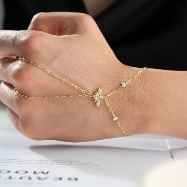 Silberne Handkette von Aurime, MIE Pearl, aus 925er Silber, mit eleganten Perlen und filigranen Details.