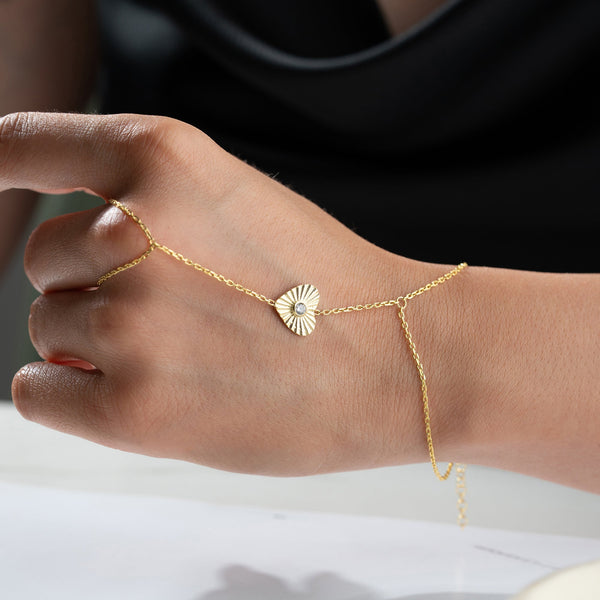 Silberne Armband mit Herzstein-Handkette aus 925 Silber von AURIME, detailreiche Schmuckaufnahme
