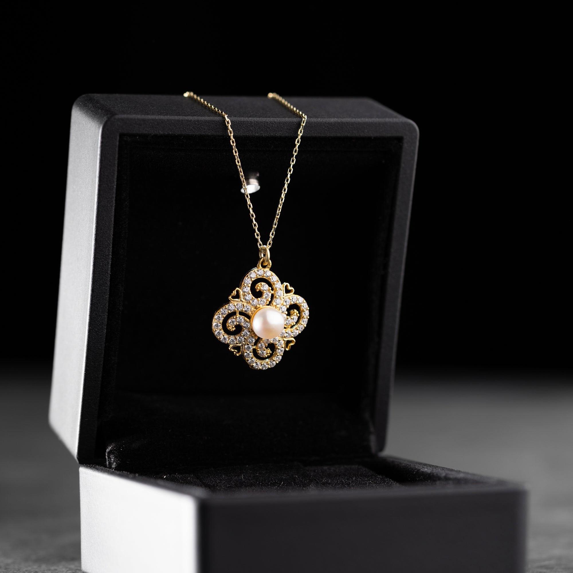 PERLENARMEL MIT BLUMENMOTIV | 925 SILBER