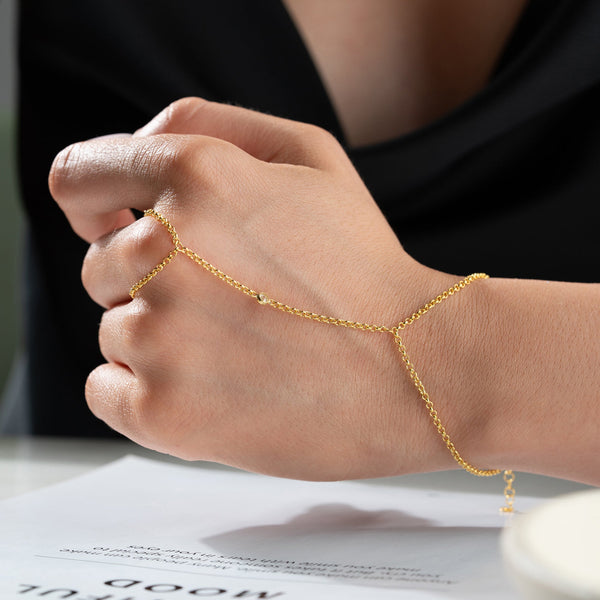 Elegante MONI Handkette aus 925 Silber von AURIME mit filigranen Details, sichtbar auf dem Bild.