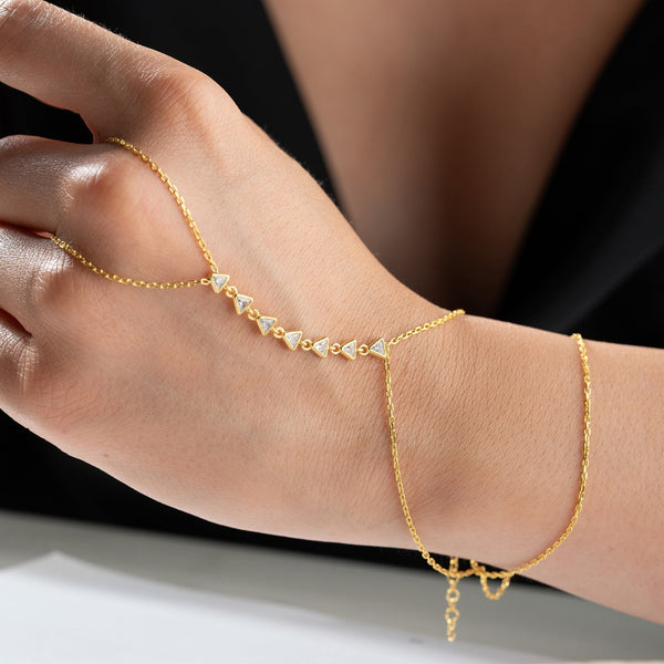 Sterile KALI Handkette aus 925 Silber von AURIME, feines Schmuckstück mit filigranem Design, vor weißem Hintergrund fotografiert
