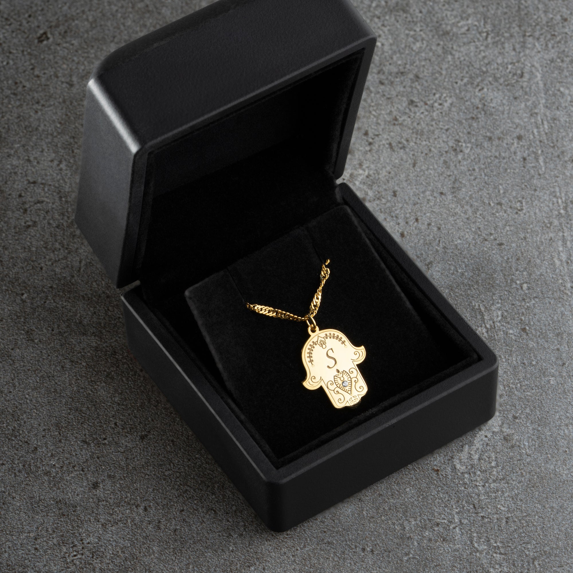 FATIMAS HAND MIT WUNSCHBUCHSTABE aus 925 Silber - Hochwertiger Schmuck - AURIME