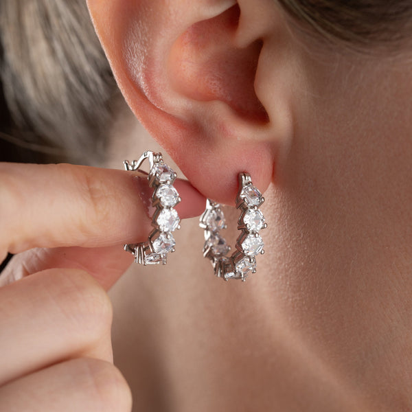 Silberne FLEUR-Ohrringe aus 925er Silber von AURIME, detailreiche Blumendesign, elegante Damen-Ohrringe.