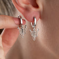 Silberne Cancer-Ohrringe aus 925er Silber von Aurime, detailreiche, elegante Ohrschmuck im Nahaufnahmebild