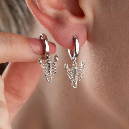 Silberne Cancer-Ohrringe aus 925er Silber von Aurime, detailreiche, elegante Ohrschmuck im Nahaufnahmebild
