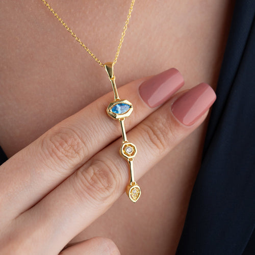 Silberne Halskette von AURIME, CHANDRA Y aus 925 Silber, detailreiche Kette mit elegantem Design, auf weißem Hintergrund fotografiert