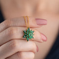 Grüne Lotus-Halskette aus 925 Silber von AURIME, detailreiche Kette mit Lotus-Design, auf weißem Hintergrund fotografiert