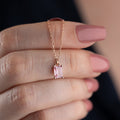 Silberne Baguette-Halskette von AURIME, rosafarbene Edelstein-Details, elegante Schmuckkette aus 925 Silber, Nahaufnahme