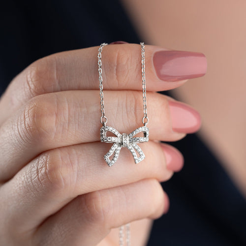 Silberne Bogen-Halskette aus 925er Silber von AURIME, detailreiche Kettenkonstruktion, elegante Damen-Halskette vor weißem Hintergrund