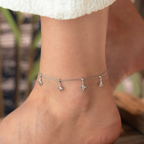 Silberne Fußkette aus 925er Silber, CELESTIA von AURIME, mit filigranem Design und zarten Details sichtbar in der Aufnahme.