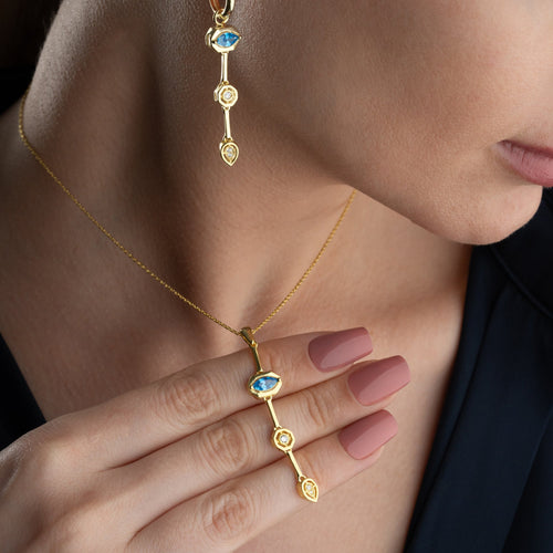 Sterlingsilber CHANDRA Set von AURIME, elegante Schmuckstücke mit filigranen Designs, auf weißem Hintergrund fotografiert
