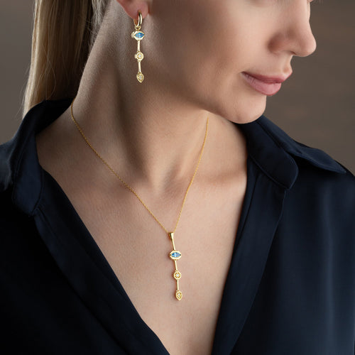 Sterlingsilber Chandra Set von AURIME, elegantes Schmuckset mit Ketten und Ohrringen, auf weißem Hintergrund.