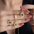 Sterlingsilber KUBERA Set von AURIME, detaillierte Schmuckstücke mit kunstvollen Designs, auf einem weißen Hintergrund fotografiert.
