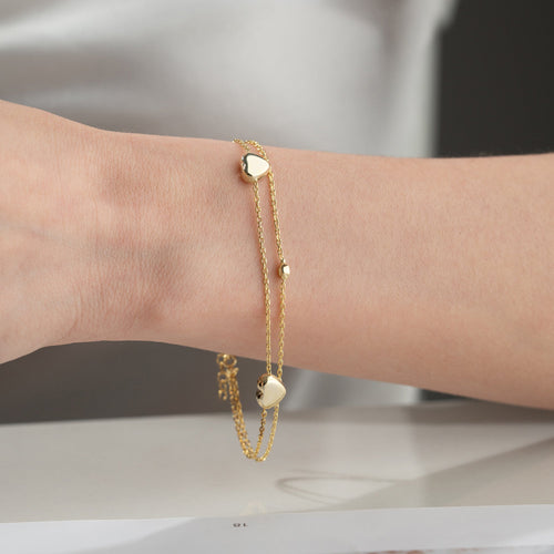 AURIME CASEY Armband aus 925 Silber, glänzendes Schmuckstück mit filigranem Design, auf einem weißen Hintergrund fotografiert.