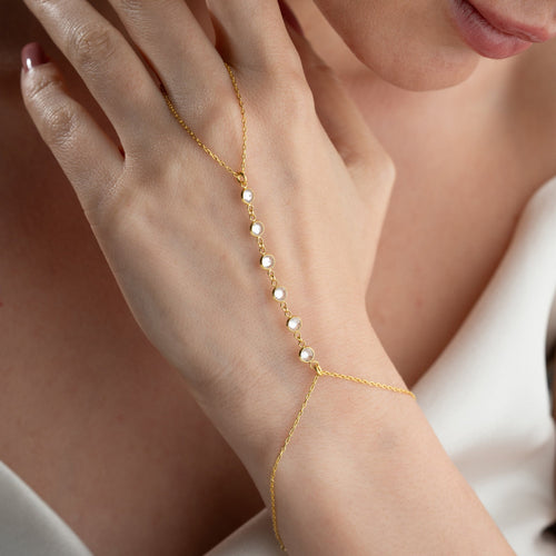 Silberne Handkette aus 925er Silber von AURIME, fein gearbeitete Kette mit eleganten Gliedern, auf weißem Hintergrund.