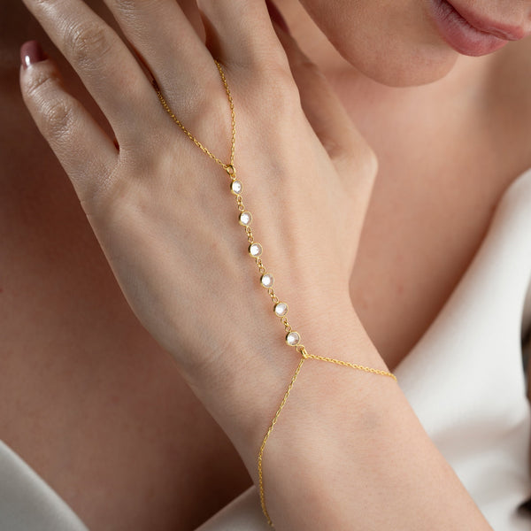 Silberne Handkette aus 925er Silber von AURIME, fein gearbeitete Kette mit eleganten Gliedern, auf weißem Hintergrund.