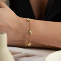 AURIME Celebrity Klee Armkette aus 925 Silber, filigrane Armbänder mit modernem Klee-Design, auf weißem Hintergrund.