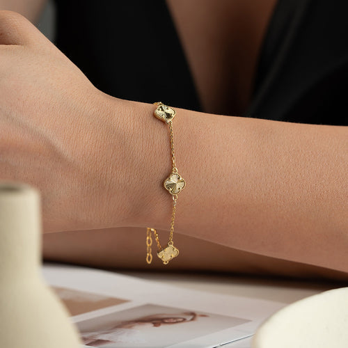 AURIME Celebrity Klee Armkette aus 925 Silber, filigrane Armbänder mit modernem Klee-Design, auf weißem Hintergrund.