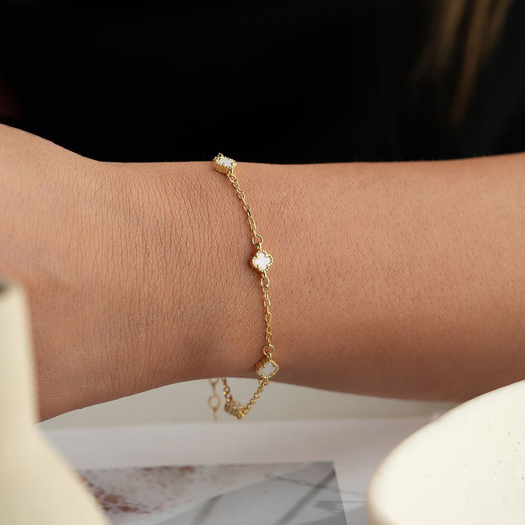 MINIMAL WEISSE KLEE ARMKETTE aus 925 Silber - Eleganter Halskette - AURIME