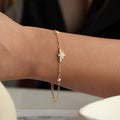 Silberarmband Pearl Mia aus 925er Silber von AURIME, filigranes Schmuckstück mit Perle, auf weißem Hintergrund fotografiert.