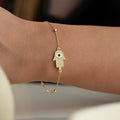FATIMAS Hand Leira Armband aus 925 Silber von AURIME, detailliertes Silberarmband auf weißem Hintergrund.