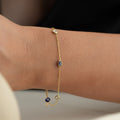 Silbernes NAZAR X Stone Armband von AURIME mit blauen Edelsteinen, 925er Sterlingsilber, detailreiche Schmuckaufnahme