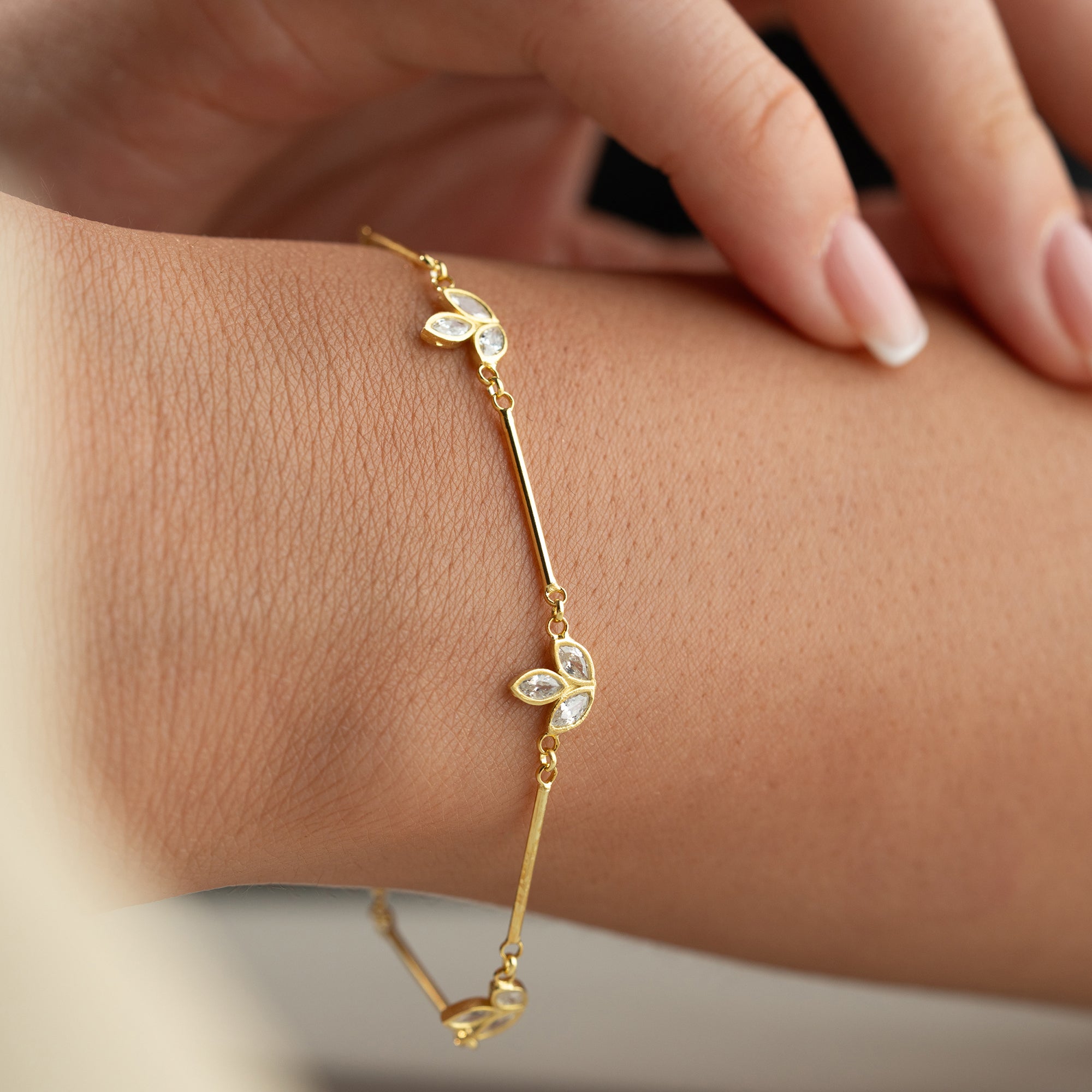 LOTUS NIRA ARMBAND aus 925 Silber - Eleganter Armband - AURIME