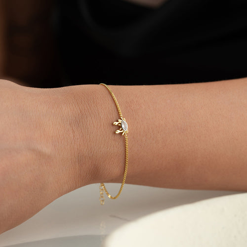 Silberner Cancer-Armband aus 925er Silber von Aurime, detaillierte Oberfläche und elegantes Design, auf weißem Hintergrund.
