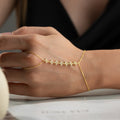 Elegante silberne THEARU Handkette aus 925 Silber von AURIME, mit filigranen Details und glänzendem Finish.