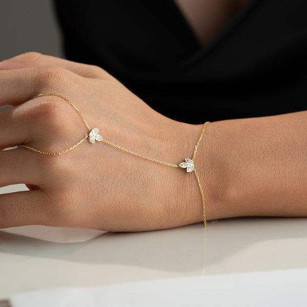 Mini Lotus Handkette aus 925 Silber von AURIME, zartes Schmuckstück mit Lotus-Design, detailreiche Kette auf weißem Hintergrund